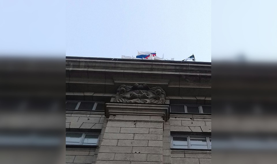Над входом в мэрию нависли ледяные глыбы. Фото: «Гражданский патруль».