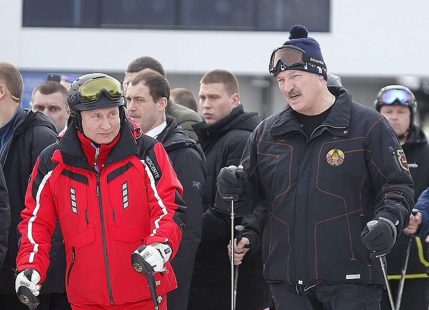 Лукашенко предпочитает лыжный костюм японской фирмы Descente, маску немецкой фирмы Bogner и шапочку белорусского производства. Фото: РБК.