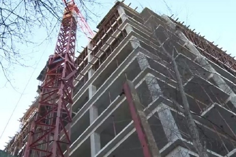 Мужчина поскользнулся и сорвался с 10-го этажа. Фото: скриншот из видео