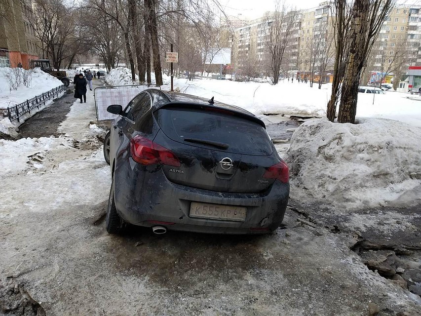 Автомобиль мешает ликвидировать аварию на Тархова