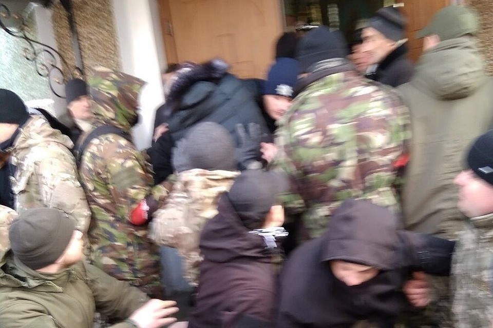 На Украине раскольники при помощи радикалов захватили храм канонической УПЦ