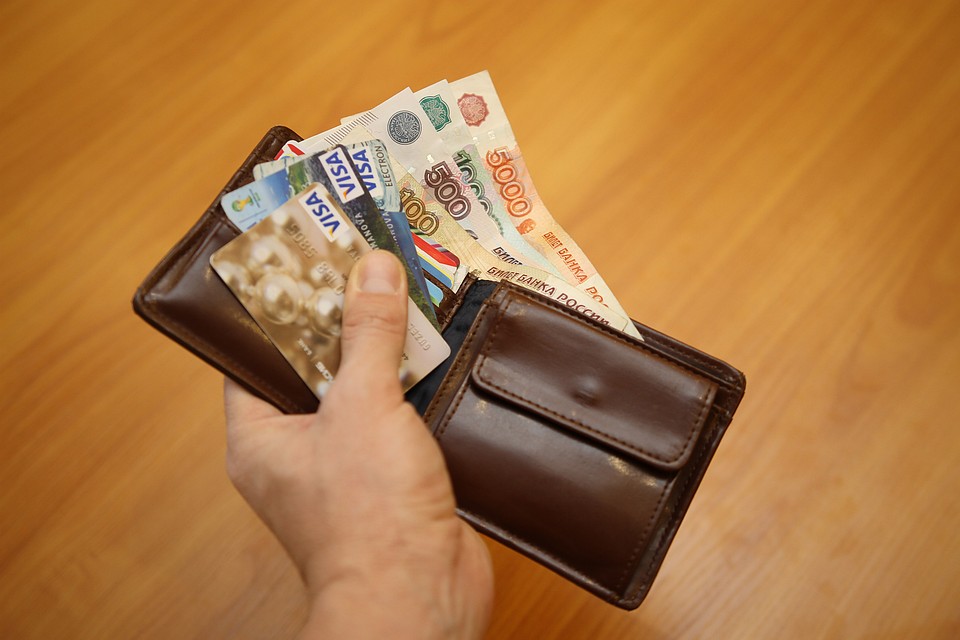 В Омске таксист украл карту у клиента и купил себе продуктов на 30 тысяч