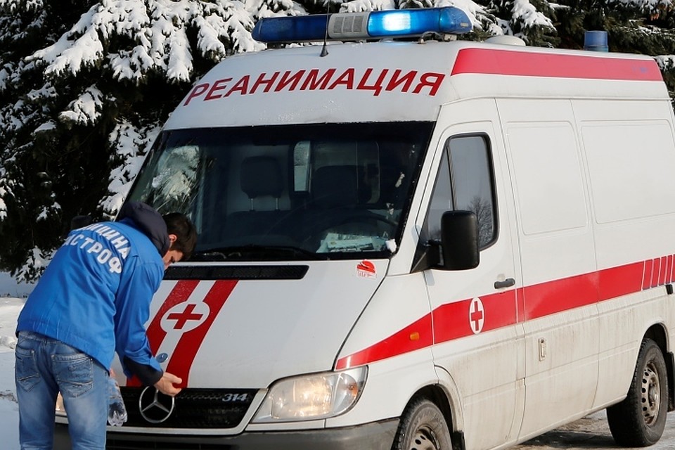 Машина застряла в сугробе и вытащить ее оказалось непросто.