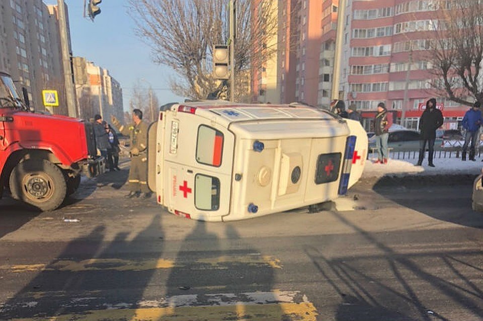 В Ярославле в результате ДТП перевернулась скорая помощь. Фото: Маргарита Тюмина.