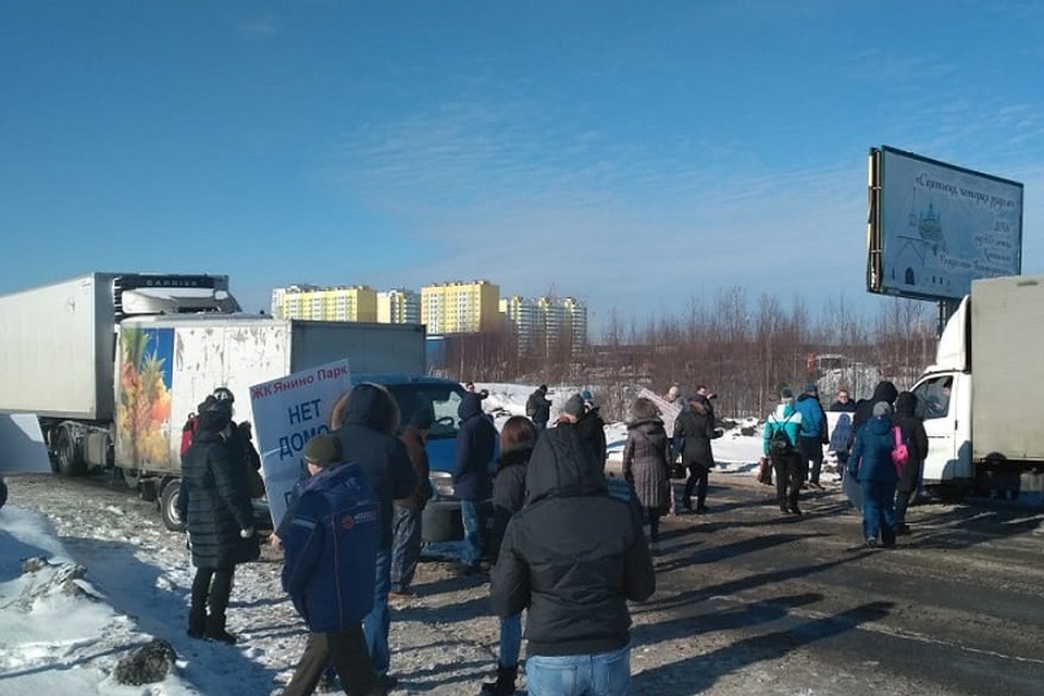 Дольщики ЖК "Янино парк" перекрыли Колтушское шоссе в Петербурге