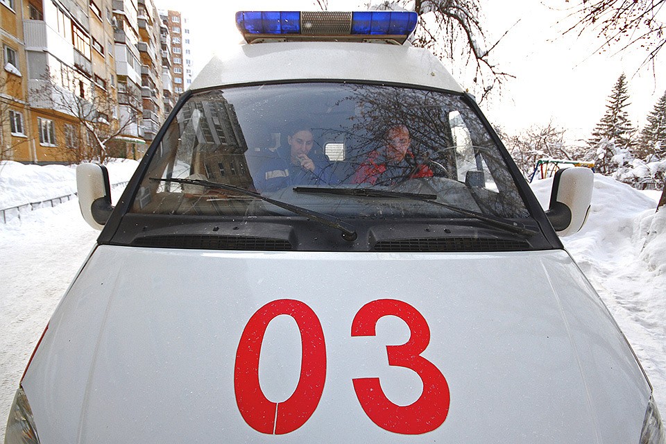Внутри лифта в момент обрушения были люди, но никто из них серьезно не пострадал.