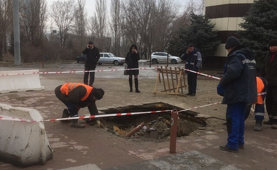 Тротуар на "Площади Чекистов" сошел вместе со снегом. Фото: Светлана КИРИЛЛОВА