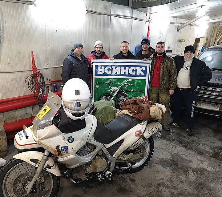 Илья Сабанцев (второй справа) проехал 1500 километров за четыре дня