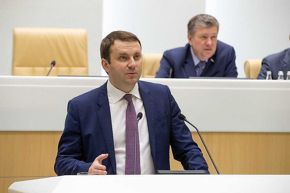 Орешкин объяснил ухудшение прогноза курса рубля