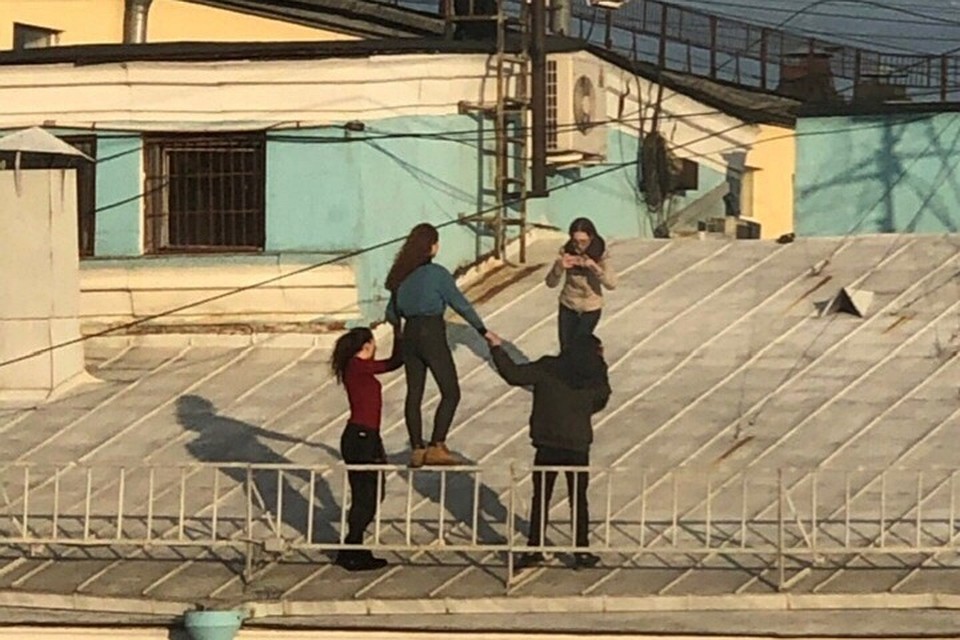 Четверо подростков устроили опасную фотосессию на крыше дома по каналу Грибоедова. Фото: vk.com/unreleased_dtp