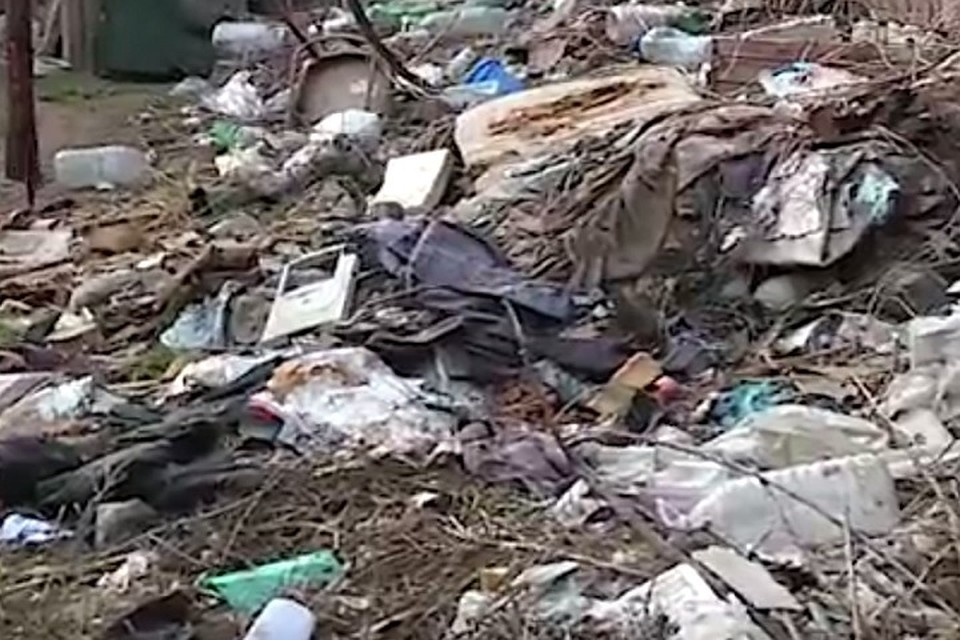 Женщина мусор собирала в контейнерах по всему району. Фото: скриншот из видео