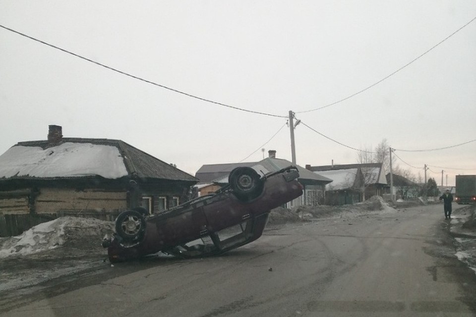 Перевертыш перегородил часть дороги Фото: "Месторасположение ДПС - город Мариинск" / "ВКонтакте"