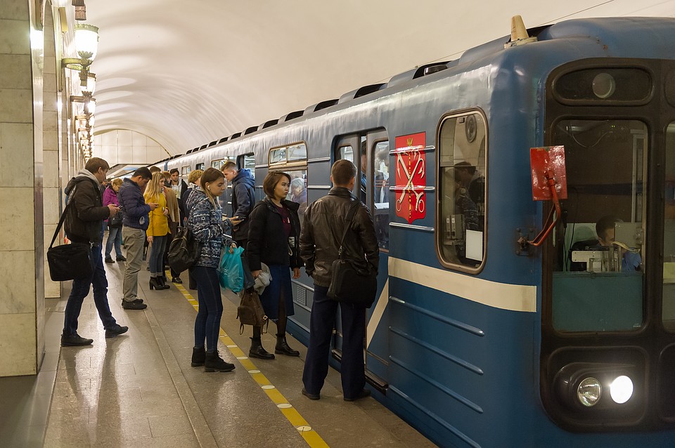Двух несовершеннолетних расистов осудили условно за нападение на людей в метро Петербурга