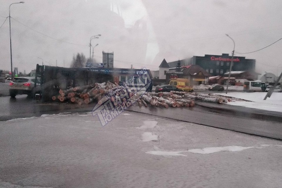 В Тюмени перевернулся грузовик с бревнами. Фото группы "Типичная Тюмень" vk.com