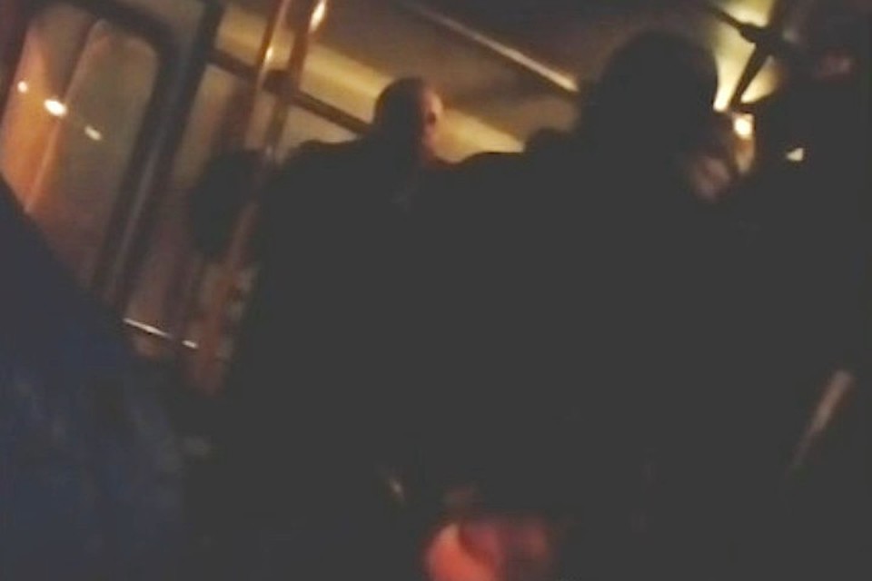 Драка в кемеровской маршрутке. Фото: кадр видео vk.com, "Регион 42.