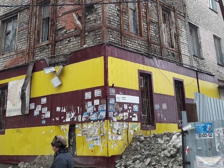 Из дома на Азина продолжают сыпаться кирпичи. Фото соцсетей