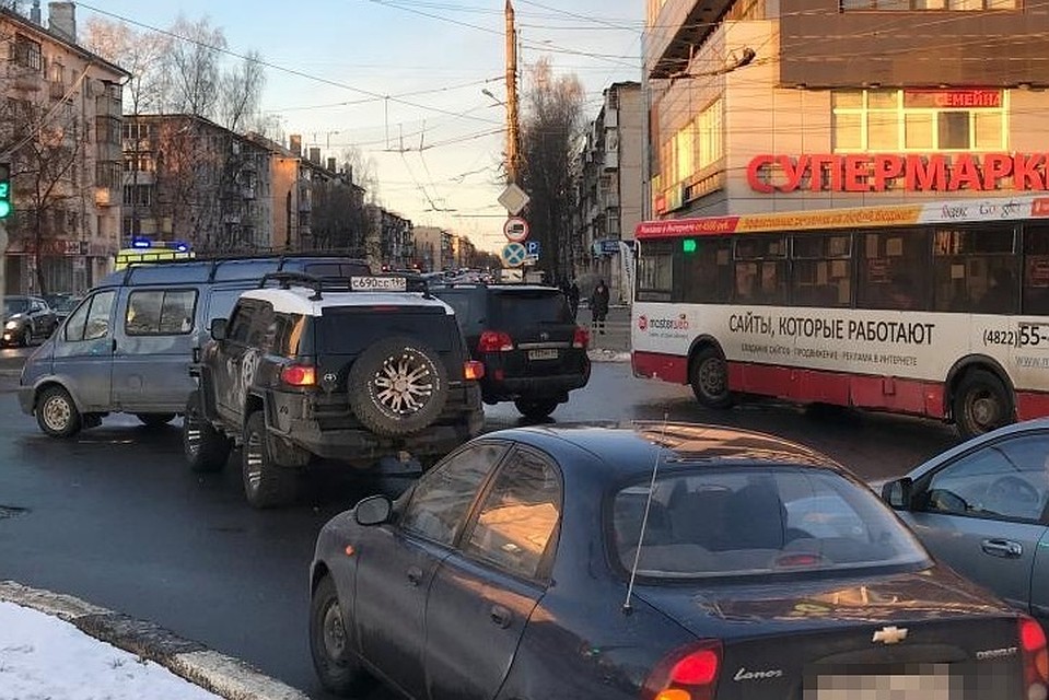 Авария произошла возле Южного моста Фото: УГИБДД России по Тверской области