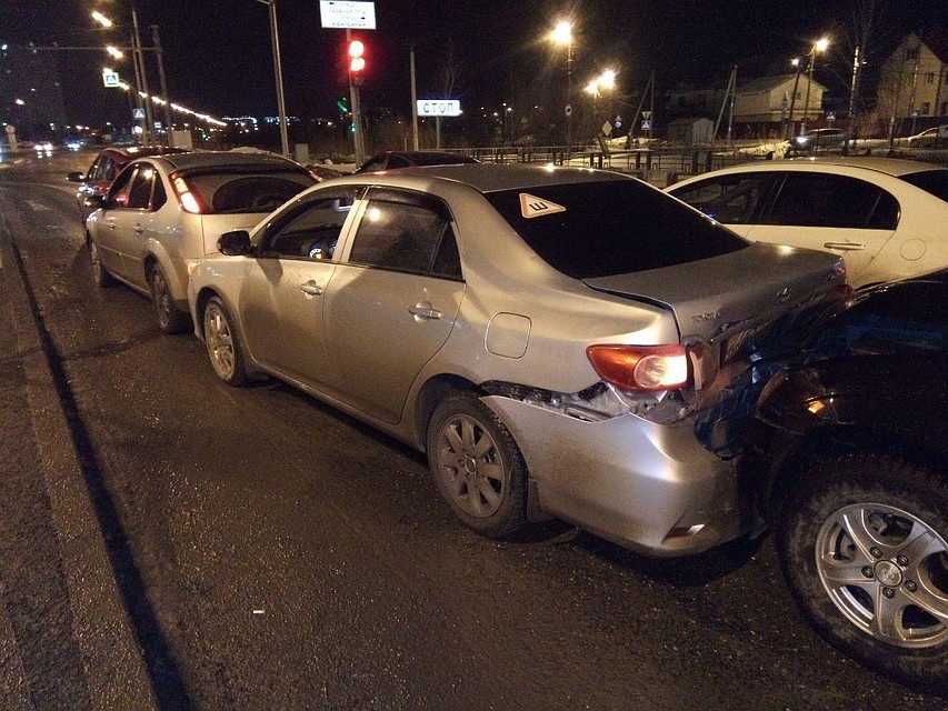 Эффект домино: в Тюмени четыре авто попали в аварию на перекрестке. Фото ГИБДД Тюменской области