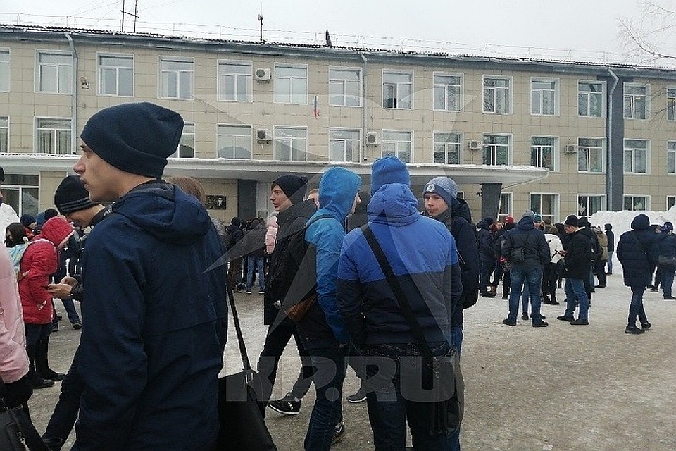 На улице студенты простояли около часа, после чего им разрешили уйти домой
