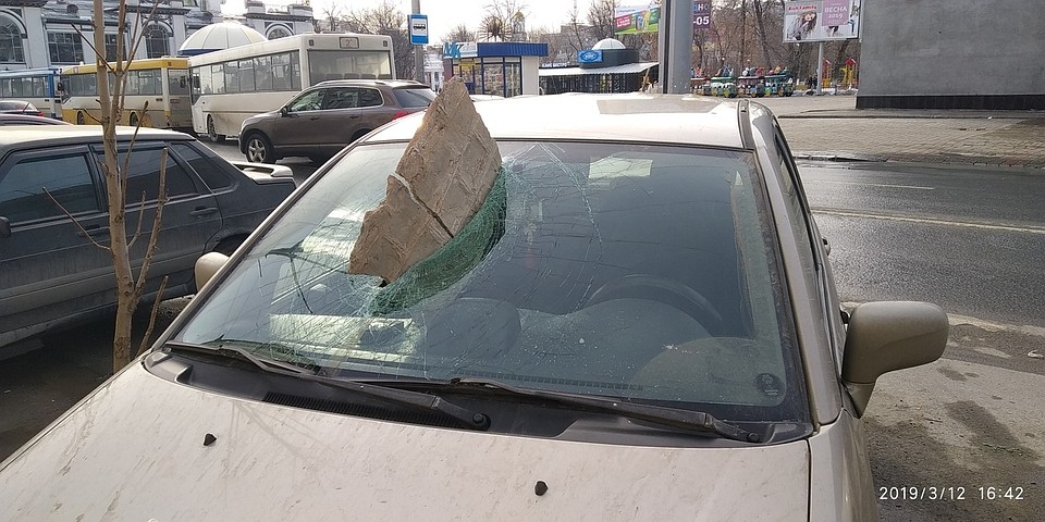 Кусок бетона пробил лобовое стекло припаркованного автомобиля. Фото соцсетей