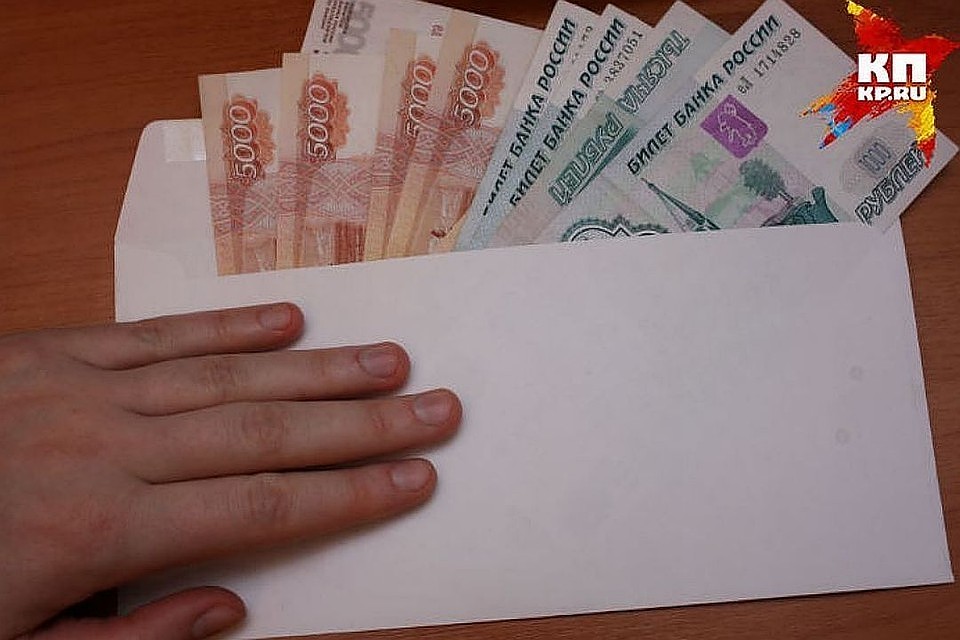 Женщина получала деньги за ускорение операций по сделкам с недвижимостью.