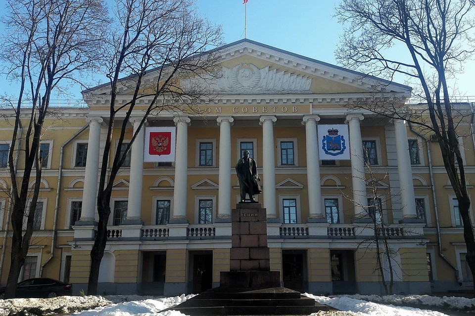 В одном из помещений администрации Псковской области рабочие открыли советский артефакт.