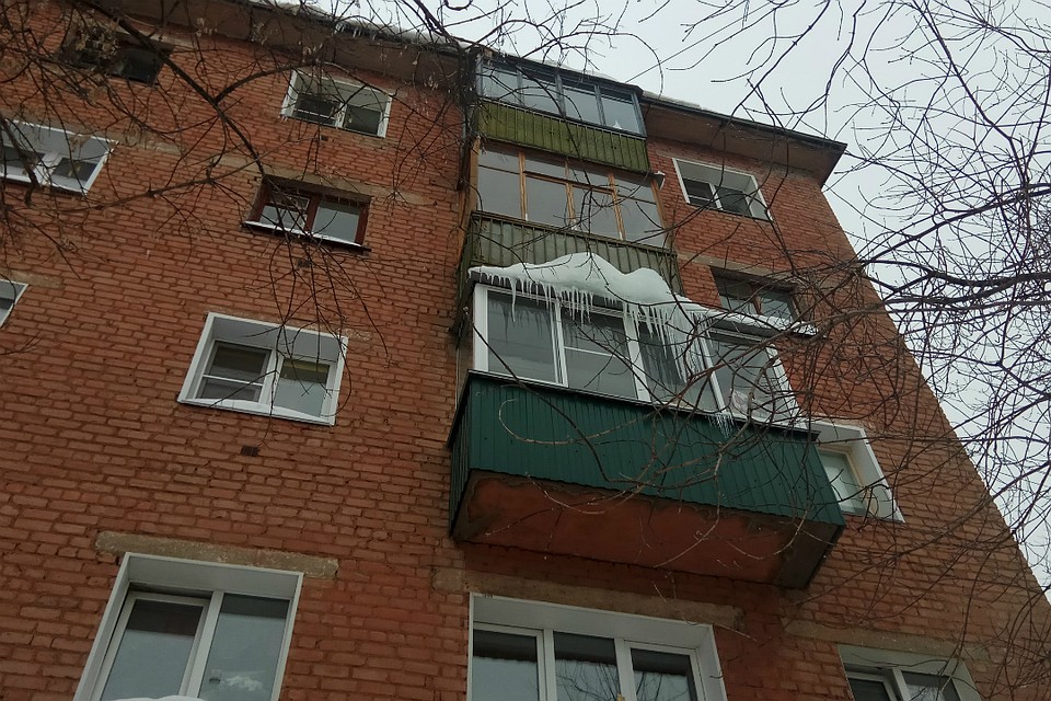 Снег упал с крыши дома, когда мимо проходил пенсионер