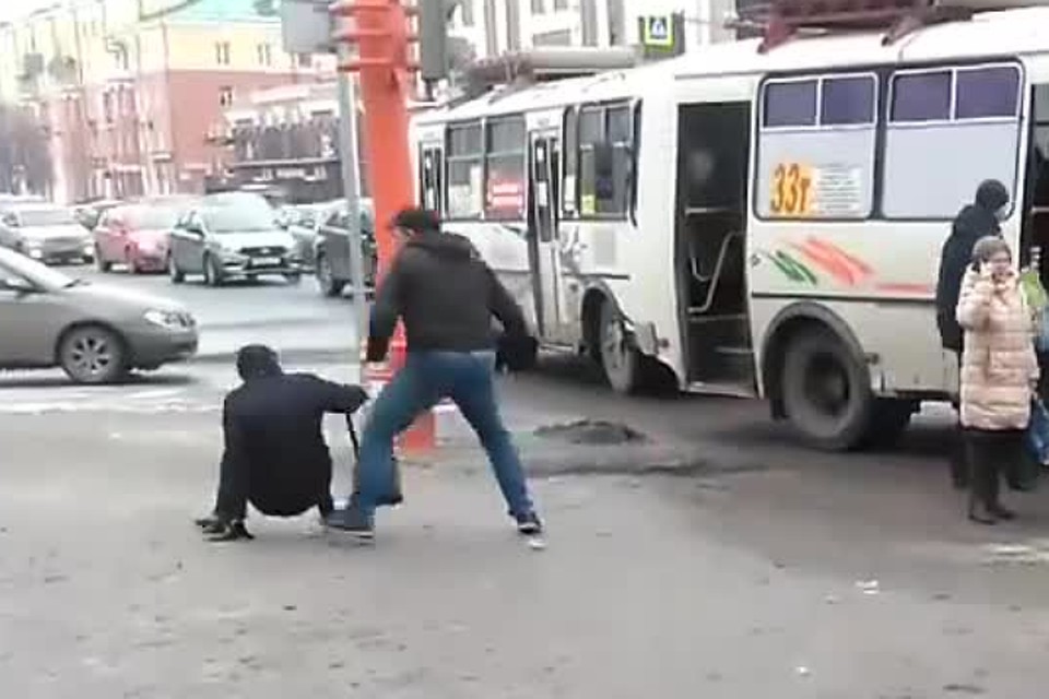 Водитель маршрутки ногами избил пешехода Кадр: #мэруназаметку_кемерово / Facebook