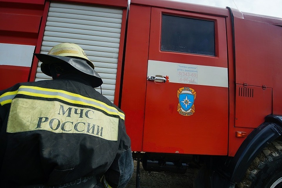 Спасатели успели вынести из огня девочку