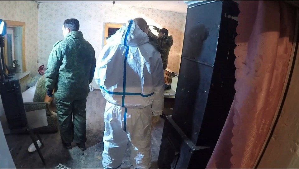 В ходе осмотра с места происшествия изъяты боеприпасы, оружие и самодельная бомба