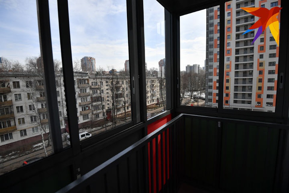 В Рыбинске неадекватная мать грозилась скинуть своих детей с балкона.