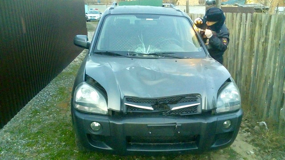 На месте ДТП от иномарки остался значок "Хюндая", он и помог вычислить виновника. Фото ГУ МВД по Астраханской области.