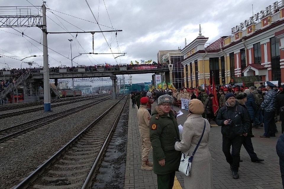Военную технику встречают сотни новокузнечан