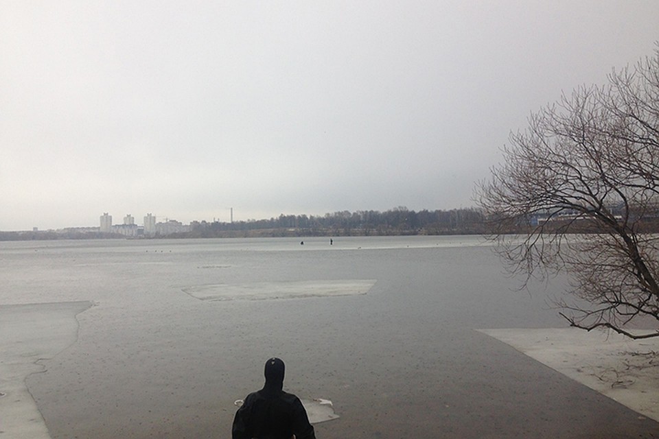Два рыбака уплыли на льдине на Чижовском водохранилище. Фото: МЧС.