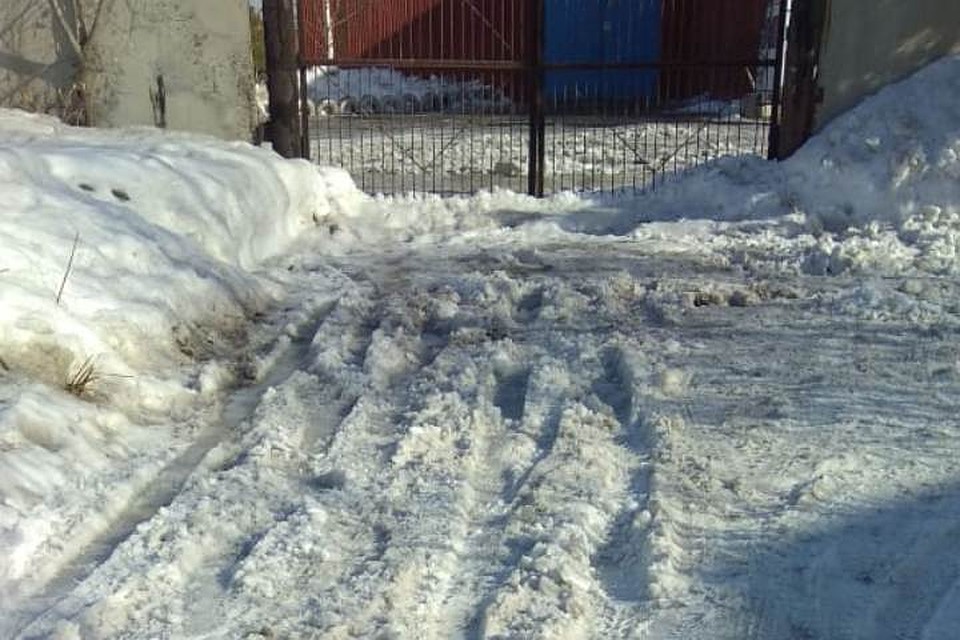 Жильцы дома рассказали, что за зиму их двор чистили 2 раза. Фото: "Регион-42 Кемерово" / "ВКонтакте"