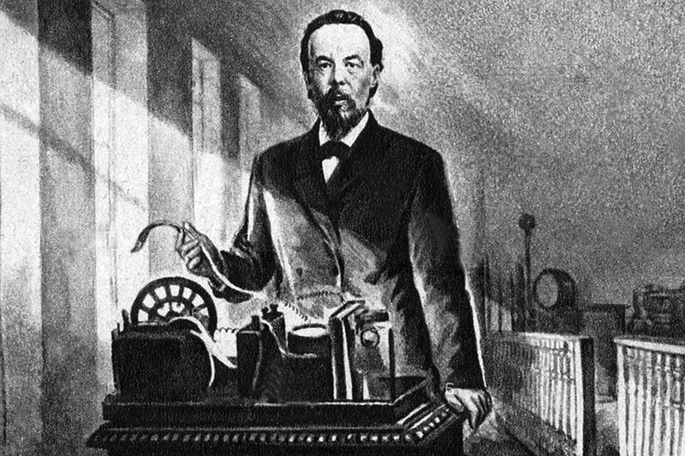 Попов первым показал, что электромагнитная волна, которая мыслилась нарисованной мелом на доске абстракцией, очень даже материальна