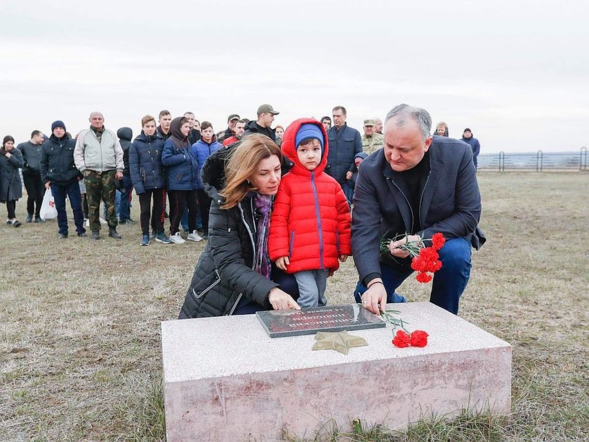 Президент пришел с семьей