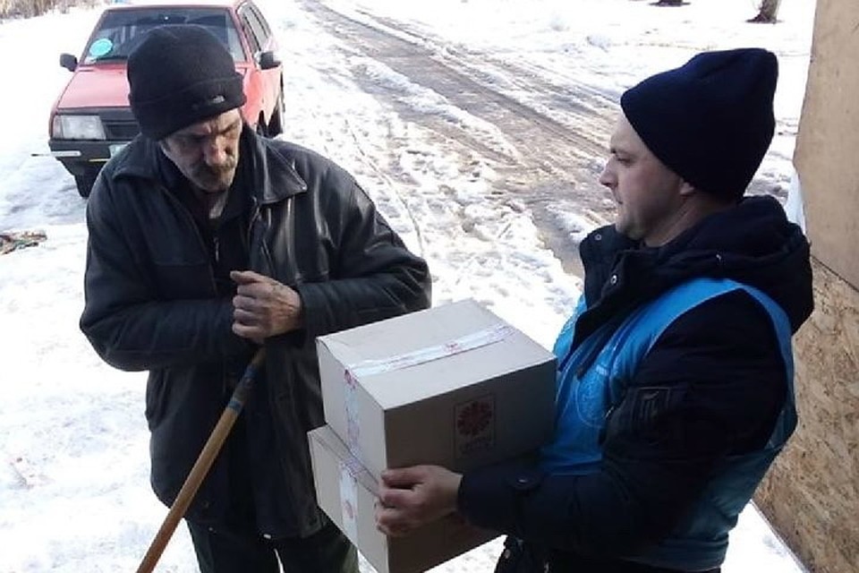 Когда киевские власти месяцами не платят пенсию, гуманитарная помощь от волонтеров всегда кстати. Фото: facebook.com/UNHCRKyiv