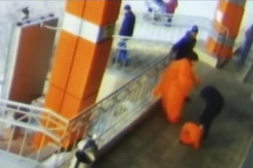 Дебоширы дергали за хвост куклу-кота, а потом оторвали ему голову. Фото: скриншот записи с камеры видеонаблюдения ТЦ.