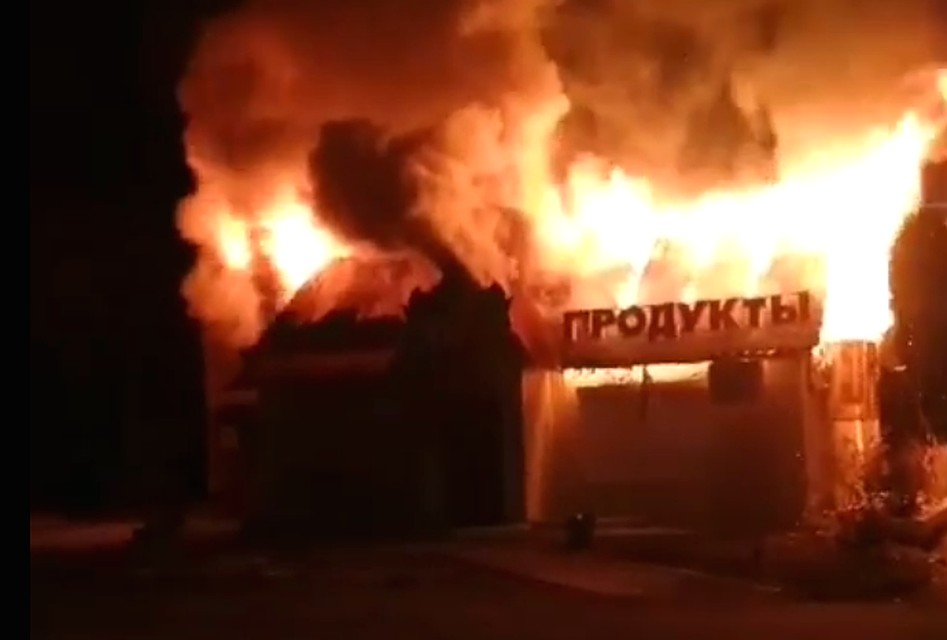 Огонь охватил крышу здания и начал распространяться дальше