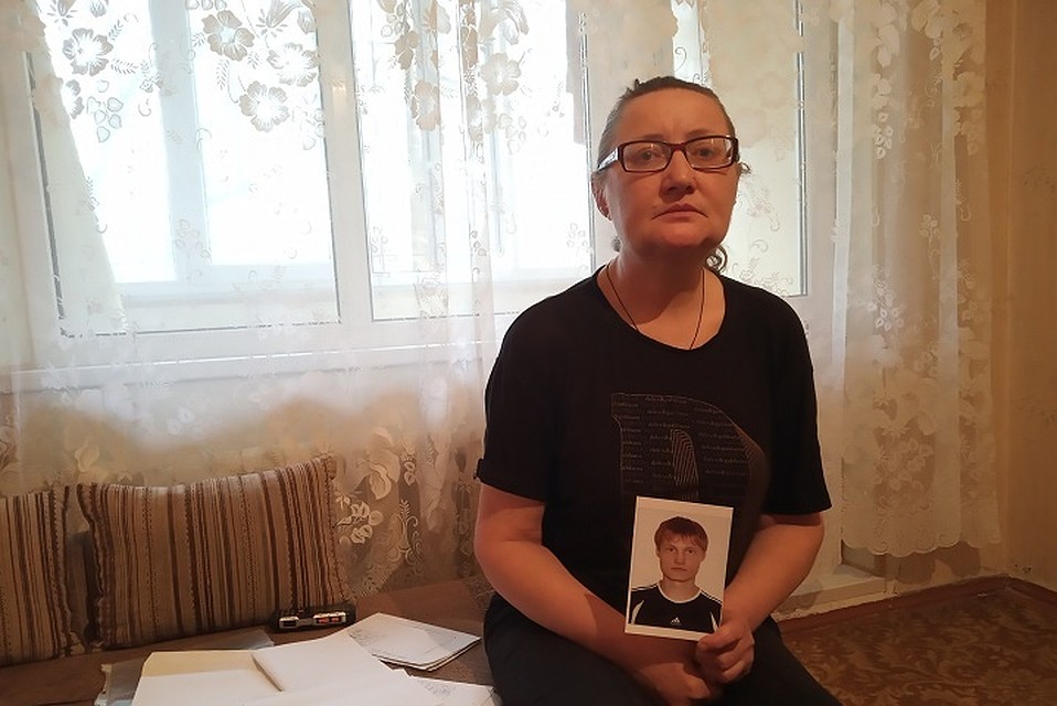 Мать продолжает стучаться во вс двери, чтобы поскорее найти своего сына
