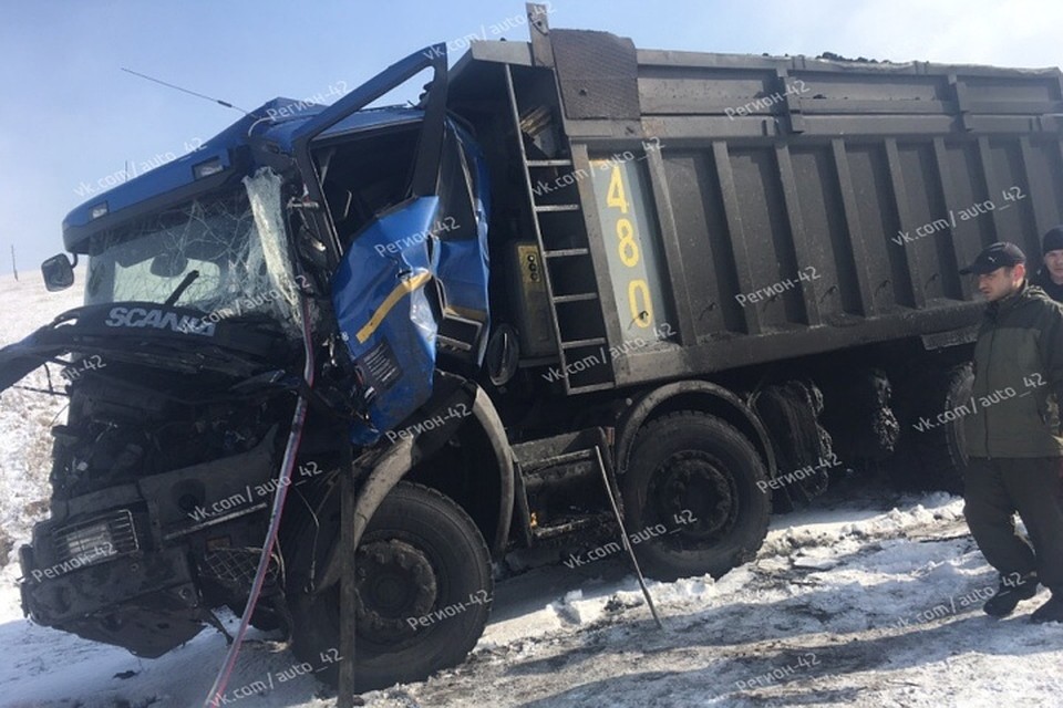 Водителя автомобиля SCANIA деблокировали спасатели Фото: "Регион-42 Кемерово" / "ВКонтакте"