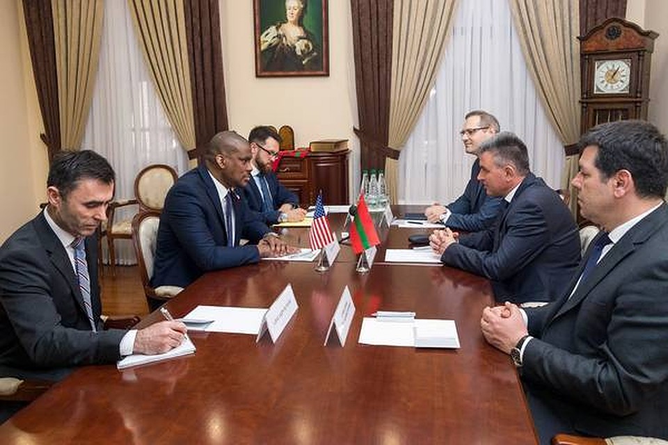 Основная тема разговора в рамках встречи Вадима Красносельского с Дереком Хоганом – перспективы продолжения переговорного процесса в формате «5+2»