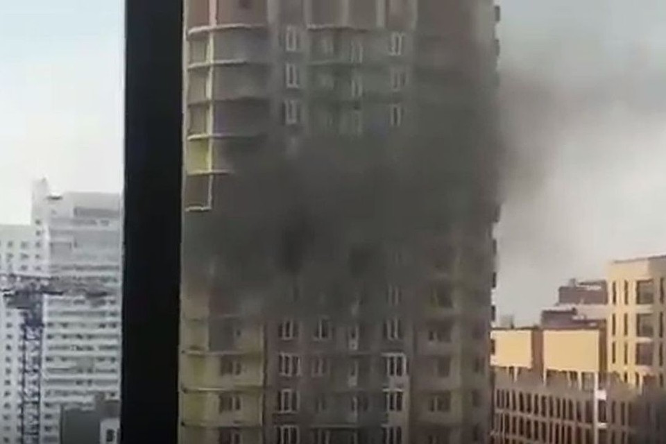 Очевидец снимал видео с места происшествия, вместо того, чтобы вызвать помощь. Стоп-кадр с видео "ЧП Новосибирск".
