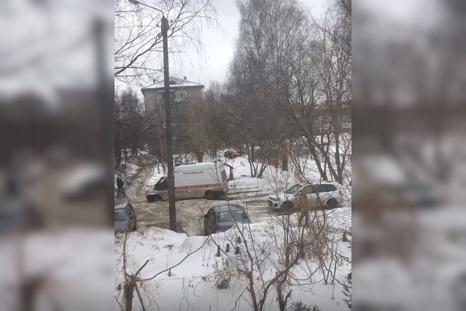 Не все кировчане одобряют такое безучастное наблюдение за застрявшим авто. Фото: vk.com/zlo43