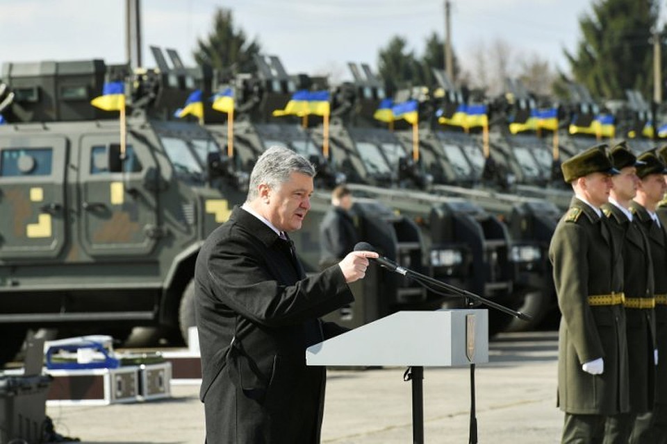Президент Украины Петр Порошенко выступает перед военными в Хмельницкой области