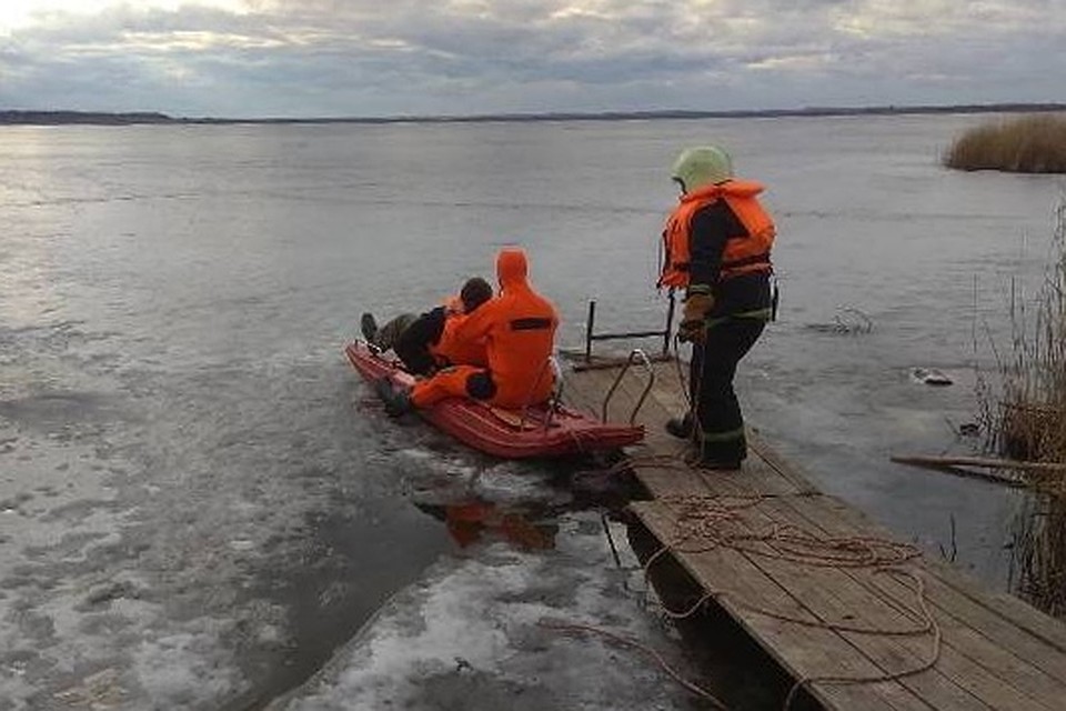 На Освейском озере мужчина провалился в полынью. Фото: МЧС