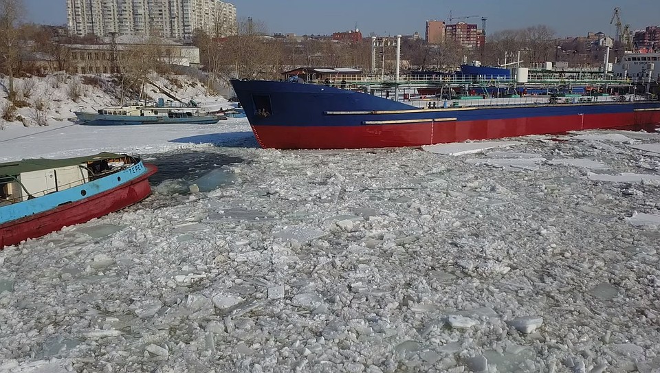 В Самаре теплоход освободили ото льда
