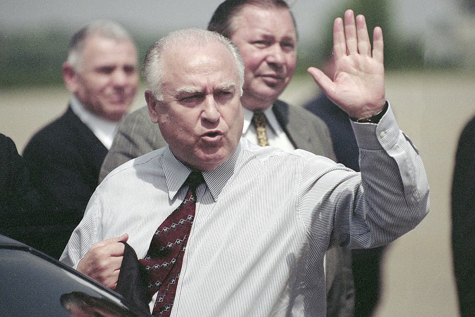 30 апреля 1999 г. Специальный представитель Президента РФ по урегулированию ситуации вокруг Юославии Виктор Черномырдин во время встречи в аэропорту Белграда. Фото Данилюшин Александр/Фотохроника ТАСС