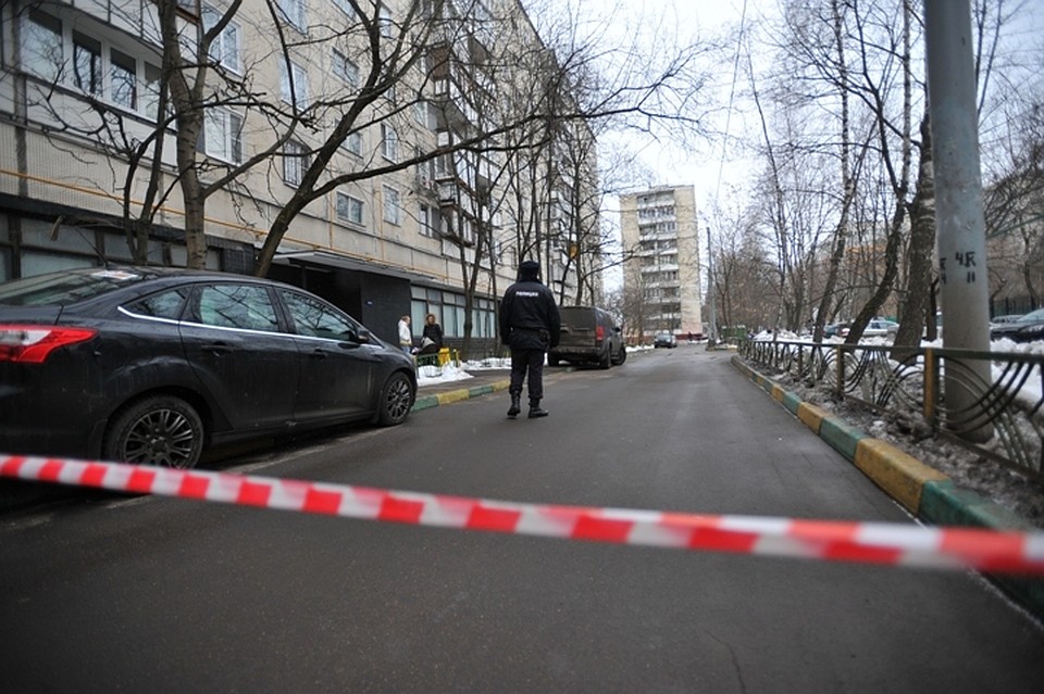 Спасти полицейского не удалось.